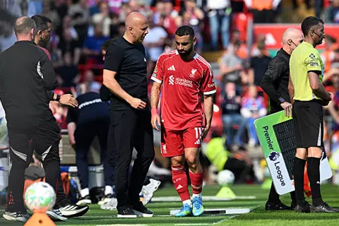 منتخب مصر يطمئن على محمد صلاح بعد إصابته 